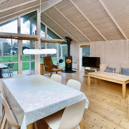Three-bedroom In 1 Hojby