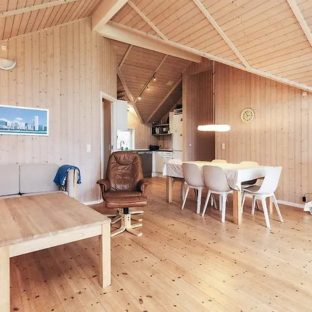 Three-bedroom In 1 Holiday home *